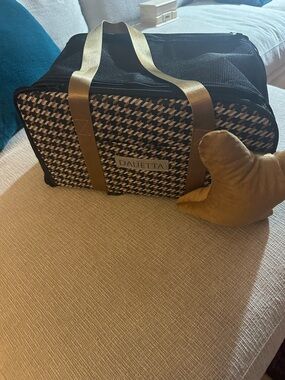 Black & Gold Houndstooth Travel Tote for dogs
